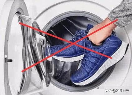 皮鞋在洗衣机里洗还是机器洗（皮鞋内部可以用水洗吗）