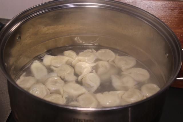 煮饺子用开水下锅还是用冷水下锅
