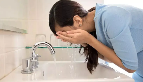 长期洗脸的十大危害（每天用清水洗脸很多次有什么危害）