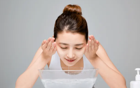 长期洗脸的十大危害（每天用清水洗脸很多次有什么危害）