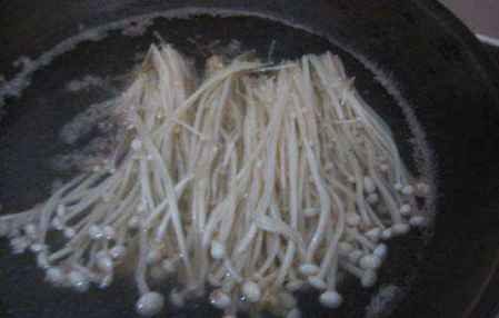 吃火锅金针菇需要煮多少分钟（金针菇在火锅里面煮多久才能吃）