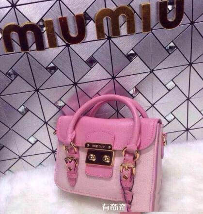 MiuMiu是什么牌子包包是什么档次(意大利奢侈品牌一线的轻奢品牌)