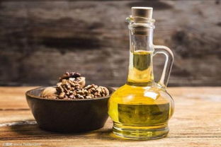 核桃油的食用方法：煎、炒、烹、色拉、凉拌或直接饮用均可