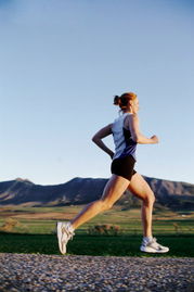 早上跑步有什么好处：让人精神抖擞/增强心肺功能/愉悦心情