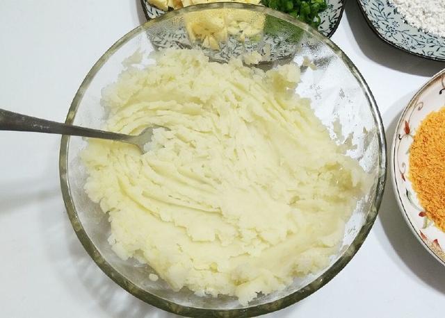 土豆淀粉如何和面(土豆淀粉和面粉做凉皮的步骤)