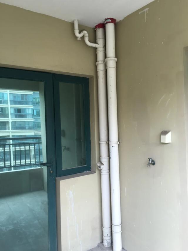 卧室阳台的下水管怎么包管